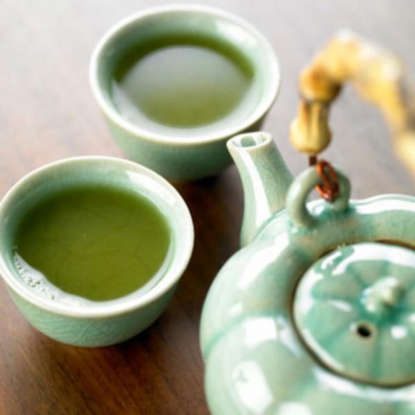 Green tea contains epigallocatechin, which stimulates the nervous system—without elevating your heart rate. People who drank green tea and exercised regularly burned more calories than those who sweated but didn't sip. Three cups a day can torch up to 80 calories. 